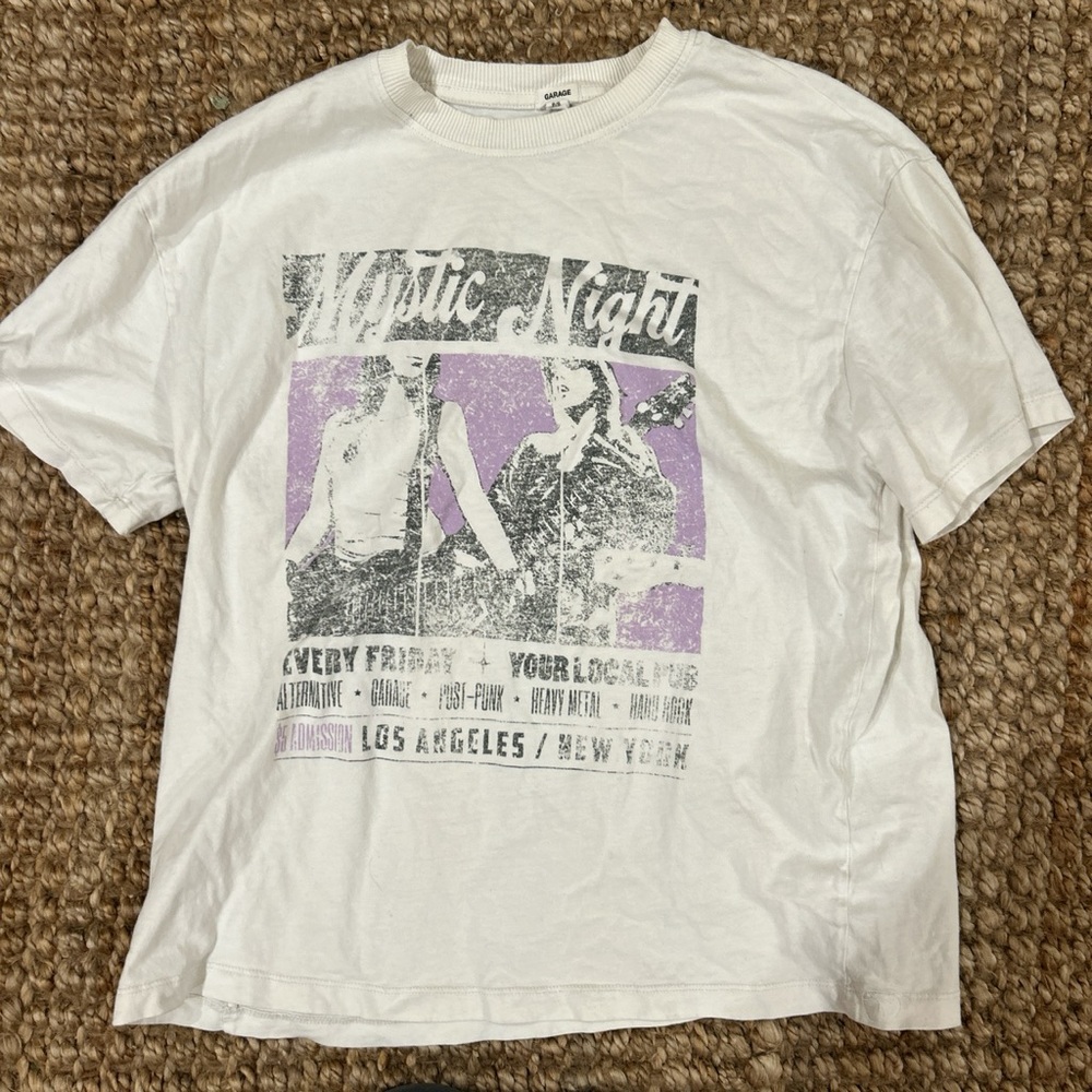 garage basic t shirt size small but fits as a medium